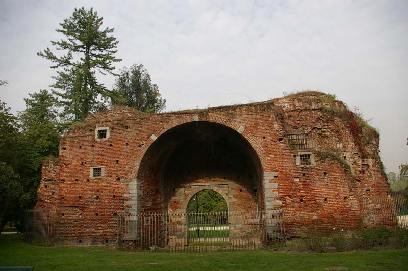 029_Castello_Sforzesco_Old_Wall