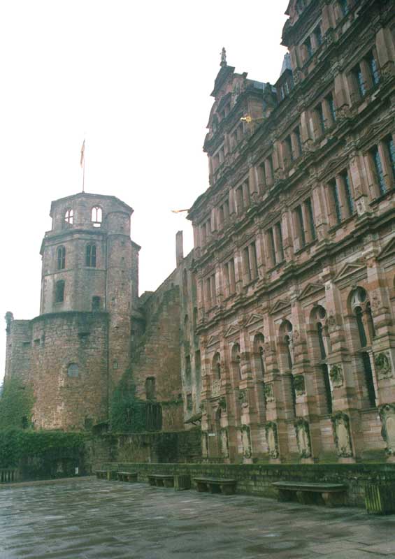 28Heidelberg_Castle_Courtyard_Front_Tower